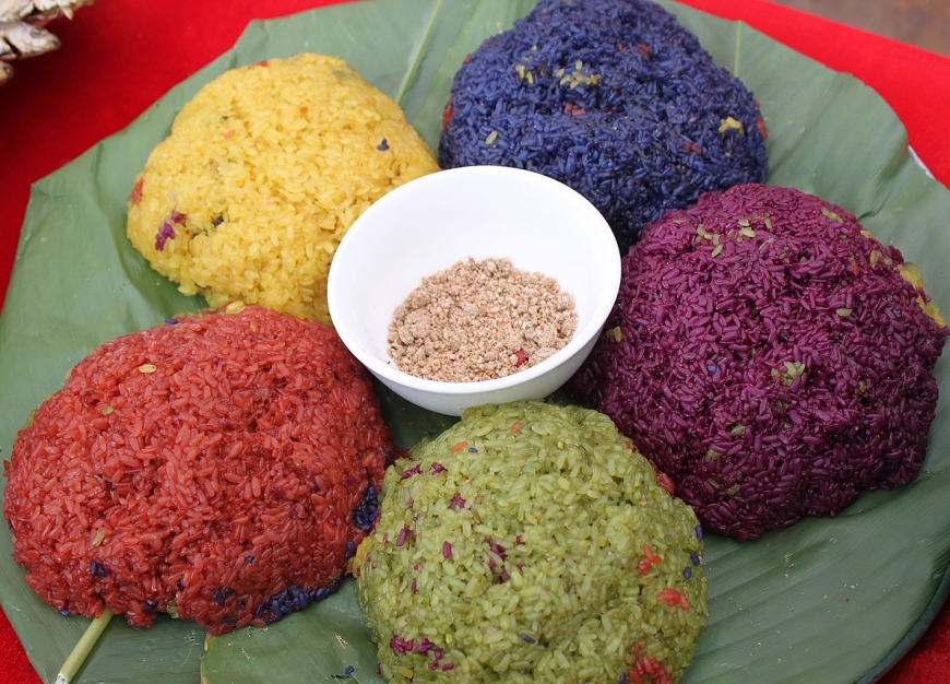 Lên Bắc Hà thưởng thức xôi ngũ sắc