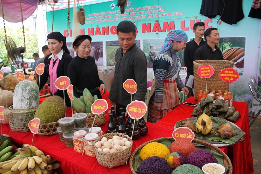 Lên Bắc Hà thưởng thức xôi ngũ sắc