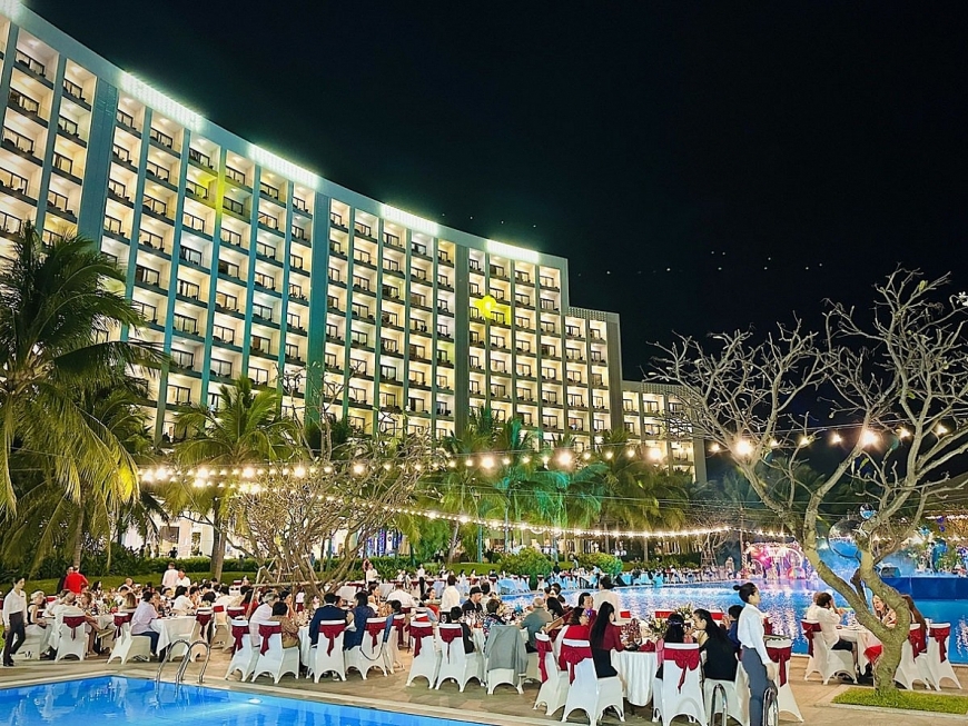 Còn tại Vinpearl Nam Hội An, đại tiệc countdown Cosmos Elegance Night đã đưa du khách bước vào chuyến hành trình xuyên không giữa miền di sản, chu du trở về với đêm giao thừa truyền thống của một phố Hội xưa và màn pháo hoa nghệ thuật huyền ảo. Trong khi đó, hàng ngàn du khách tham dự dạ tiệc Starry Night by the Bay tại Vinpearl Resort & Spa Hạ Long cũng được đắm chìm trong vẻ đẹp của những đoá hoa ánh sáng rực rỡ và nâng ly chúc mừng khoảnh khắc chuyển giao năm cũ - mới đầy ý nghĩa trước phong cảnh kỳ vĩ của “vịnh biển kỳ quan”.