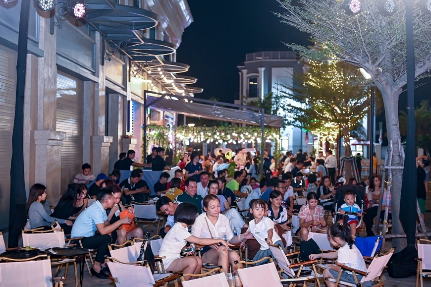 “Biển người” đổ về Grand World Hà Nội, Vinpeal Nha Trang và Phú Quốc United Center đón năm mới 2024