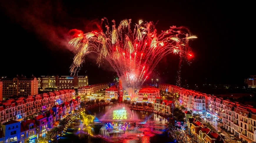 Tại Phú Quốc, từ 18 giờ, hàng ngàn du khách nô nức đổ về trung tâm Grand World Phú Quốc - để thưởng thức những màn trình diễn đỉnh cao của đại nhạc hội Wake Up Countdown Party với các ngôi sao ca nhạc Hoàng Dũng, Phương Vy Idol, Trang Pháp, Wren Evans… Trong khi đó, du khách cũng quy tụ về bãi biển Vinpearl Wonderworld Phú Quốc từ chiều để hòa mình vào dạ tiệc âm nhạc đón năm mới trên biển lớn nhất Việt Nam, cùng thưởng thức tinh hoa ẩm thực năm châu, nhâm nhi cocktail hay tham gia các vũ điệu Aloha sôi động