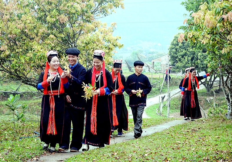 Hát giao duyên có thể ở men những cánh đồng làng trong bản mùa Xuân.