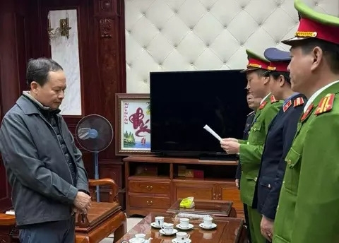 Cơ quan tố tụng đọc quyết định khởi tố đối với ông Trịnh Văn Chiến.