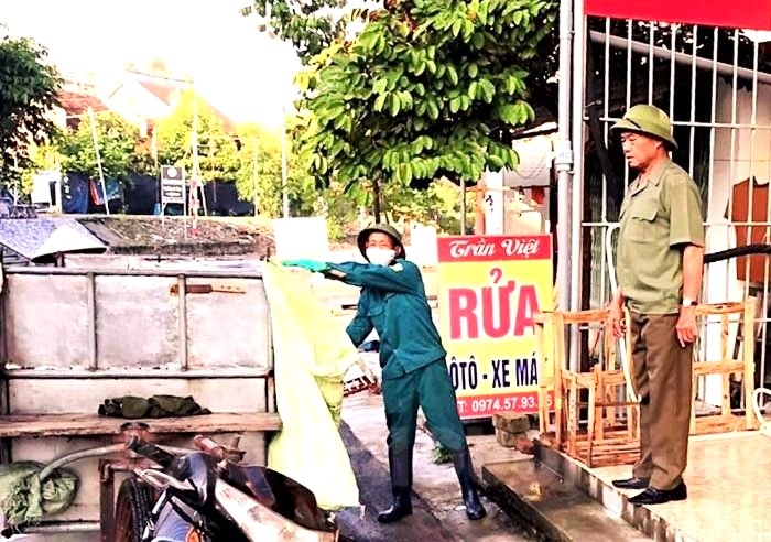 Ông Hoàng Minh Đức (bên phải) kiểm tra công việc