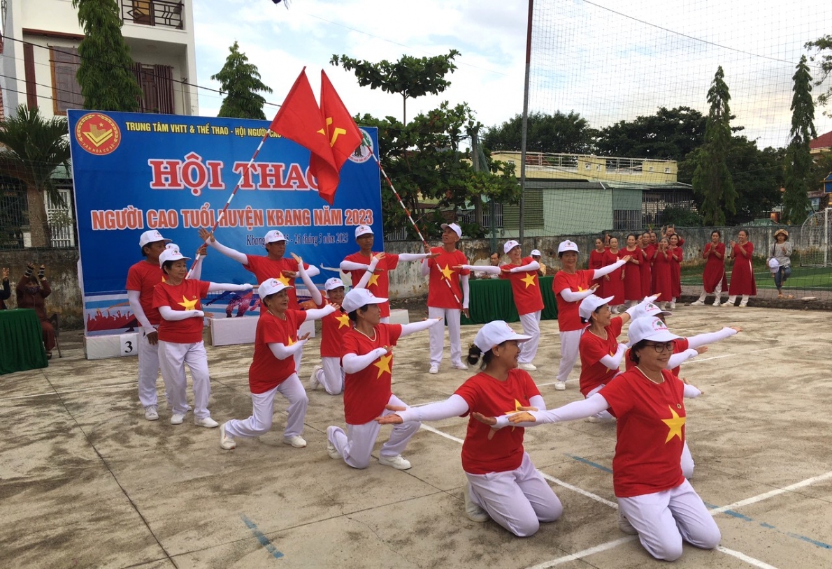 Tiết mục dưỡng sinh của Hội NCT thị trấn Kbang, huyện Kbang, tỉnh Gia Lai tham gia Hội thao NCT huyện năm 2023