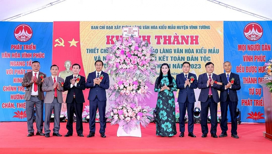 Đồng chí Hoàng Thị Thúy Lan, Ủy viên Trung ương Đảng, Bí thư Tỉnh ủy Vĩnh Phúc dự lễ khánh thành Làng Văn hóa kiểu mẫu của huyện Vĩnh Tường.