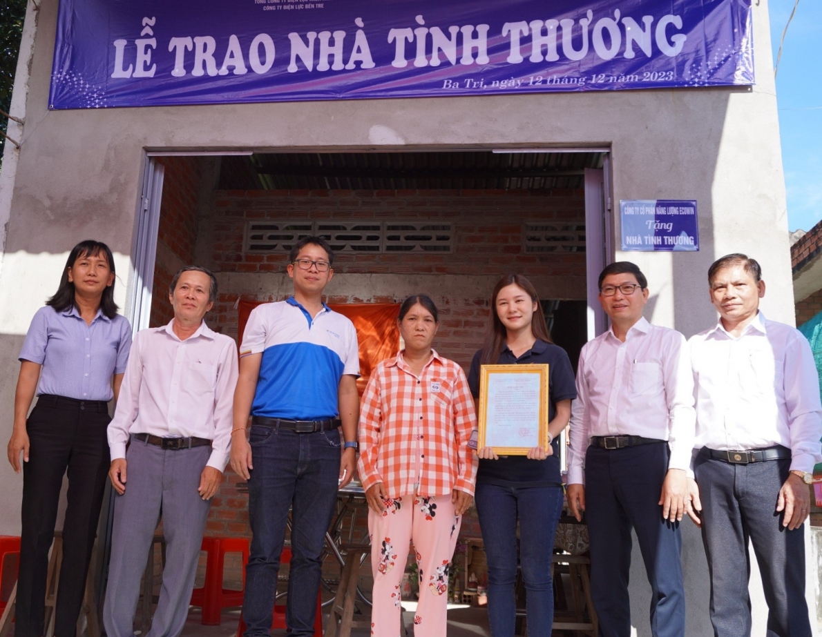 Điện lực Bến Tre cùng đơn vị tài trợ bàn giao nhà tình thương