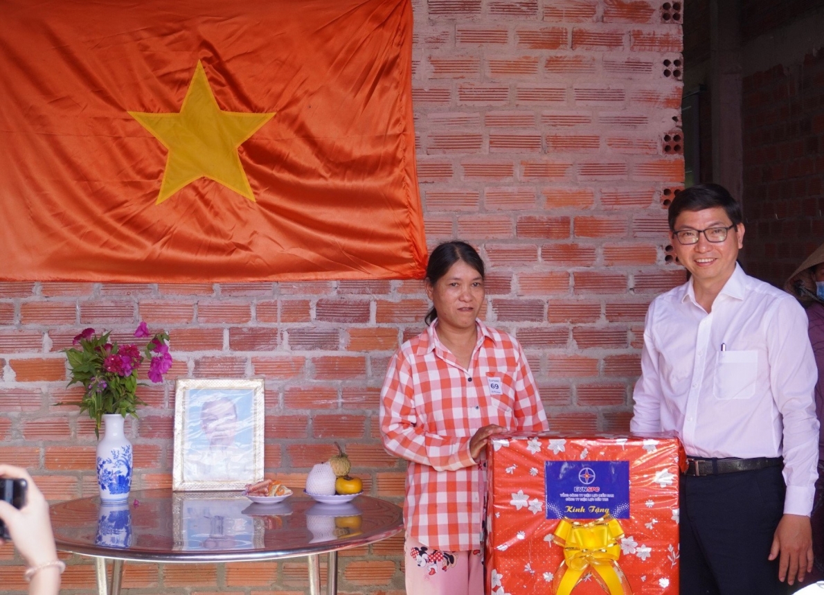 Điện lực Bến Tre cùng đơn vị tài trợ bàn giao nhà tình thương