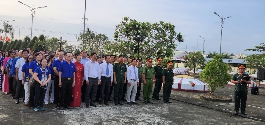 Tổ chức viếng nghĩa trang liệt sĩ huyện Vĩnh Thuận