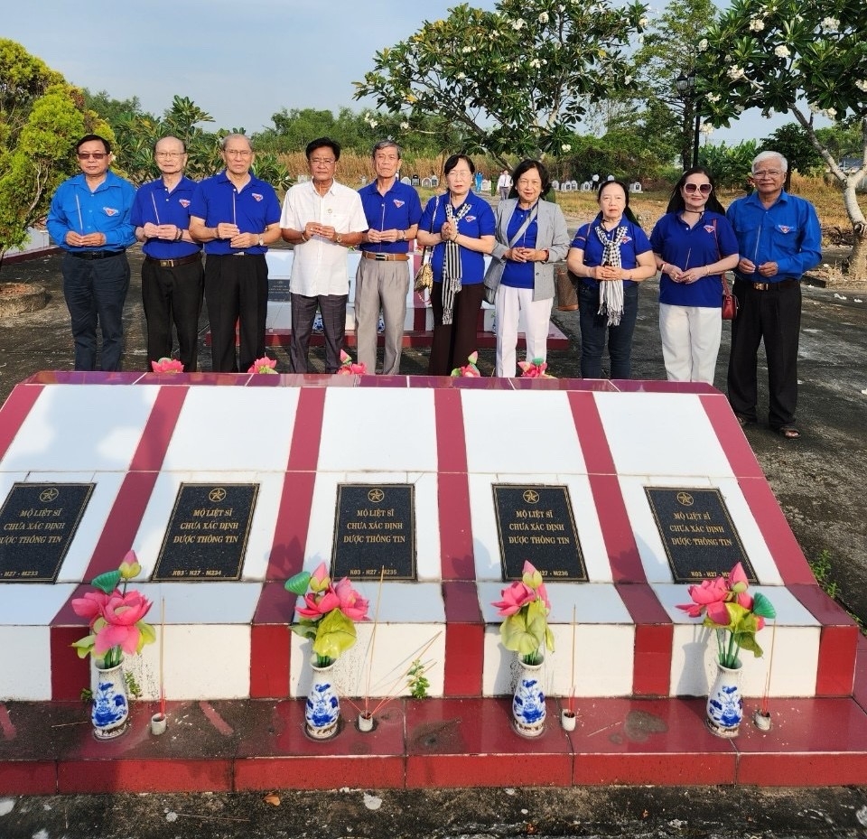 Tổ chức viếng nghĩa trang liệt sĩ huyện Vĩnh Thuận