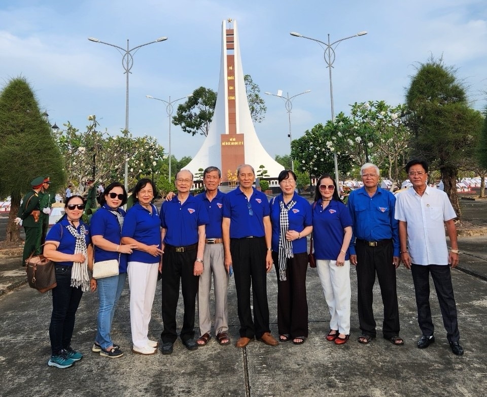 Tổ chức viếng nghĩa trang liệt sĩ huyện Vĩnh Thuận