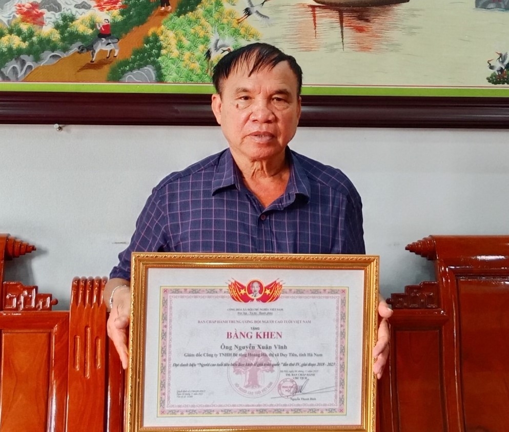 Doanh nhân cao tuổi khởi nghiệp thành công từ nghề làm đá