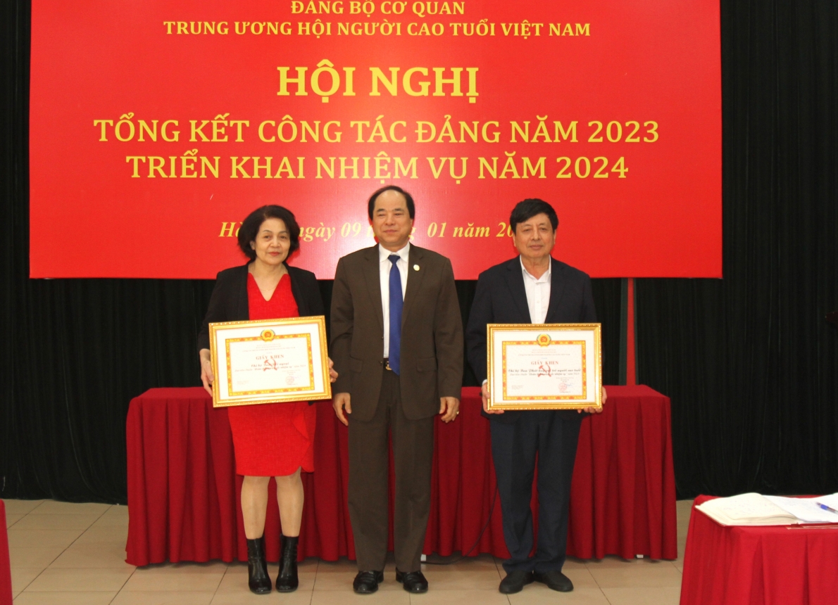 Bí thư Đảng ủy Trương Xuân Cừ trao Giấy khen của Đảng bộ cho các Chi bộ xuất sắc