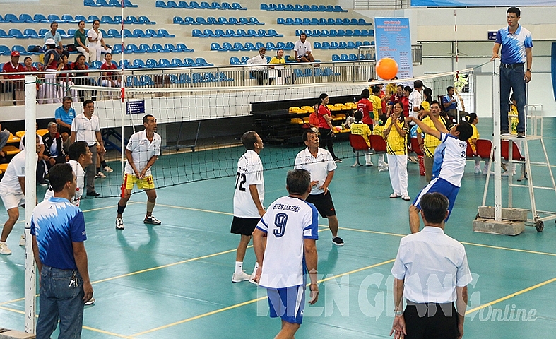 Thi đấu bóng chuyền hơi nam giữa NCT TP Rạch Giá và huyện Tân Hiệp.                                                        Ảnh IT