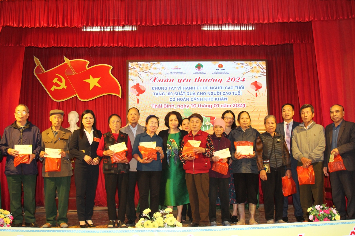 Tặng quà của Quỹ Chăm sóc và Phát huy vai trò NCT Việt Nam cho NCT hoàn cảnh khó khăn xã Đông Xuân, huyện Đông Hưng, tỉnh Thái Bình