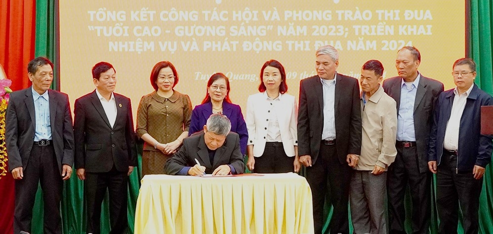 Hội NCT các huyện, TP kí kết giao ước thi đua năm 2024