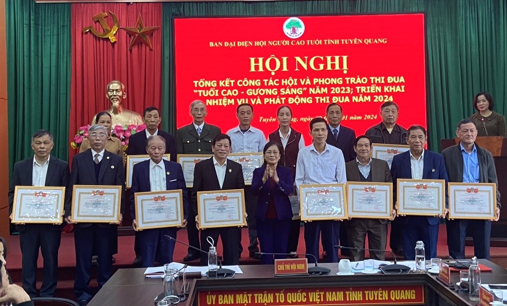 Trao Giấy khen của Hội NCT tỉnh Tuyên Quang cho các tập thể, cá nhân xuất sắc năm 2023