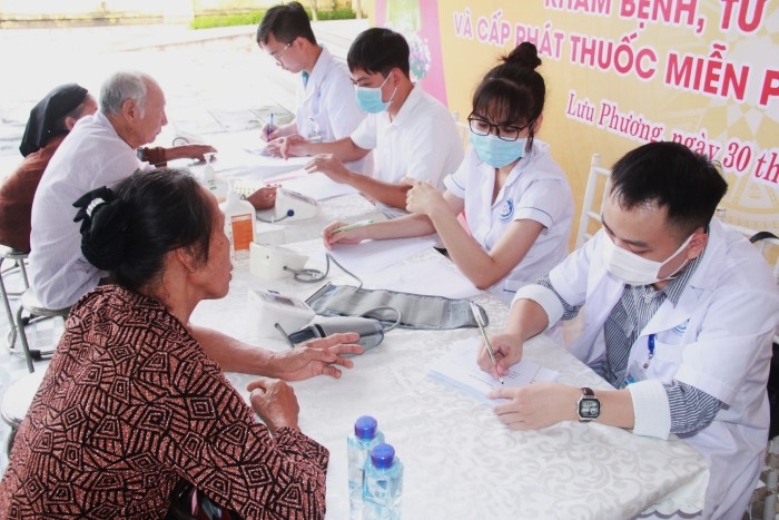 Khám, tư vấn sức khỏe cho NCT xã Lưu Phương, huyện Kim Sơn, tỉnh Ninh Bình