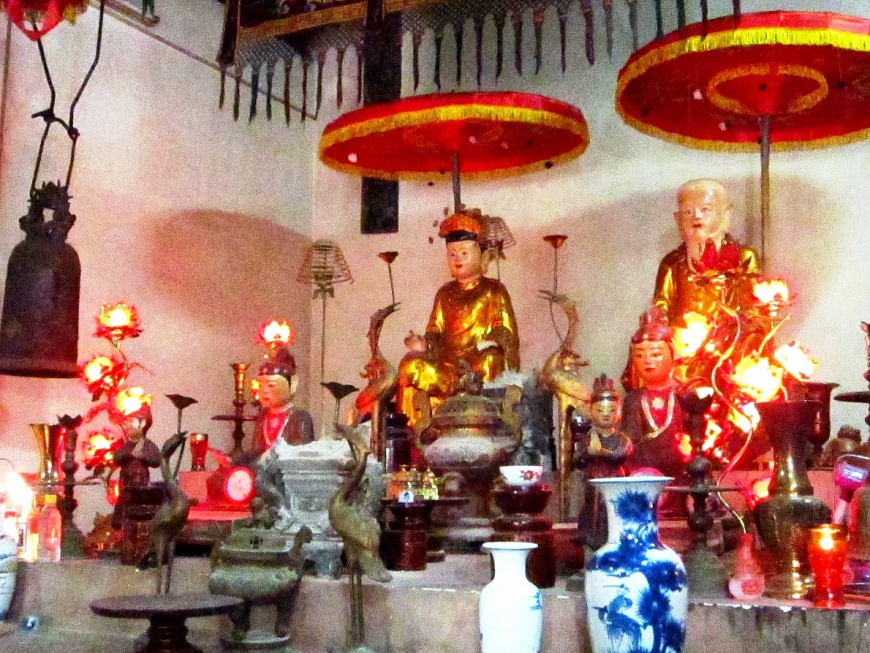 : Ban thờ Thầy cô Vũ Thê Lang và hai Công chúa trong Thiên Cổ Miếu.