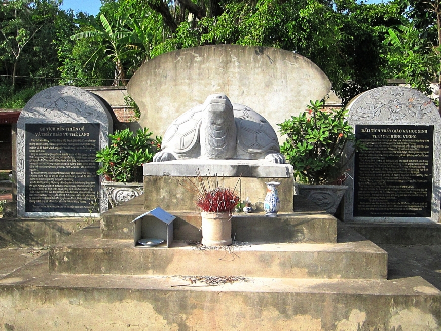 Tượng Quy đá trong khu di tích đền Thiên Cổ.