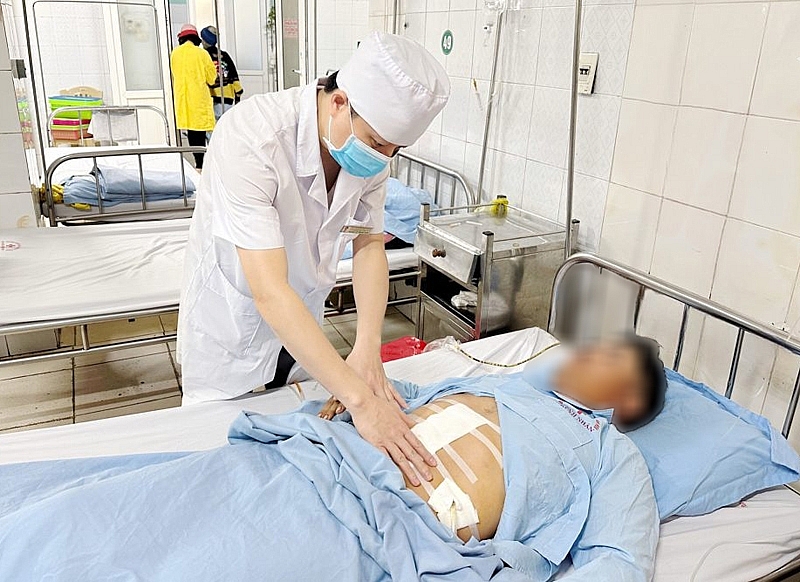 Cứu sống bệnh nhân nuốt phải tăm tre dài 5cm