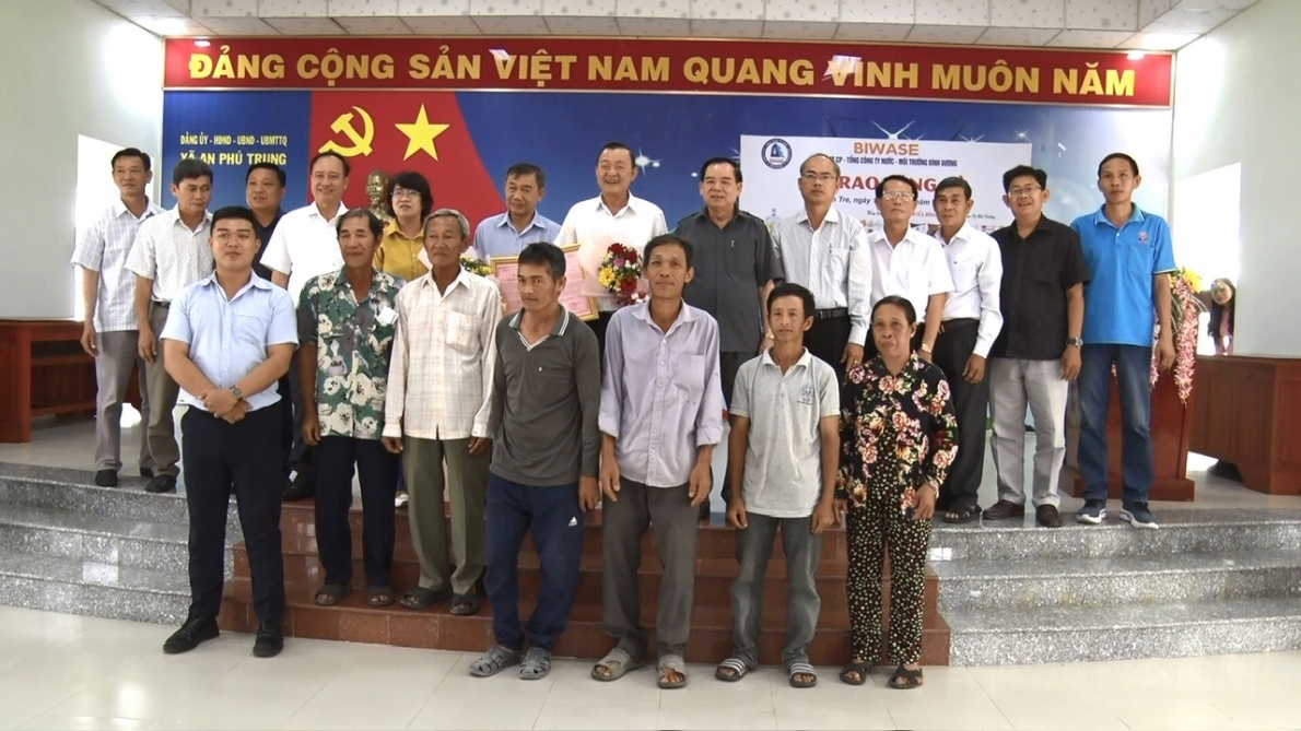 Tặng bò giống cho nông dân nghèo vui Xuân, đón Tết Giáp Thìn 2024