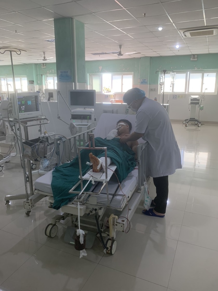 Bác sỹ tại Bệnh viện Đa khoa tỉnh Kon Tum tích cực chữa trị cho Đại úy Nguyễn Đình Phúc.
