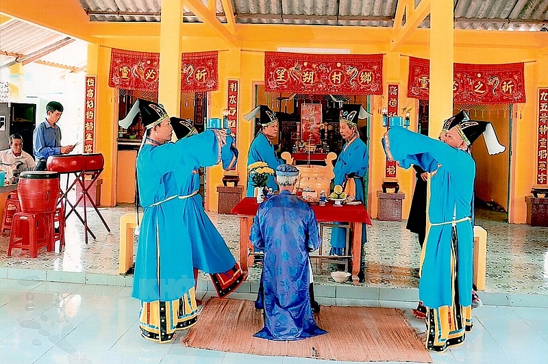 Nghi tiết dâng quả phẩm trong lễ Kỳ yên tại đình Tân Lợi, xã Tân Thanh, huyện Giồng Trôm, tỉnh Bến Tre.