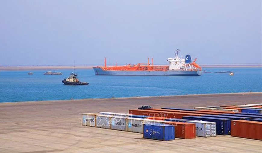 Tàu thuyền neo tại cảng ở thành phố Hodeida (Yemen), bên bờ Biển Đỏ