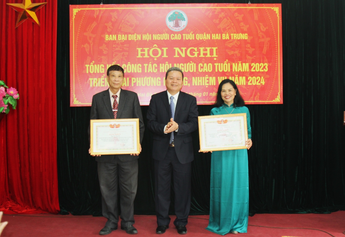 Trao Bằng khen Trung ương Hội cho các cá nhân xuất sắc