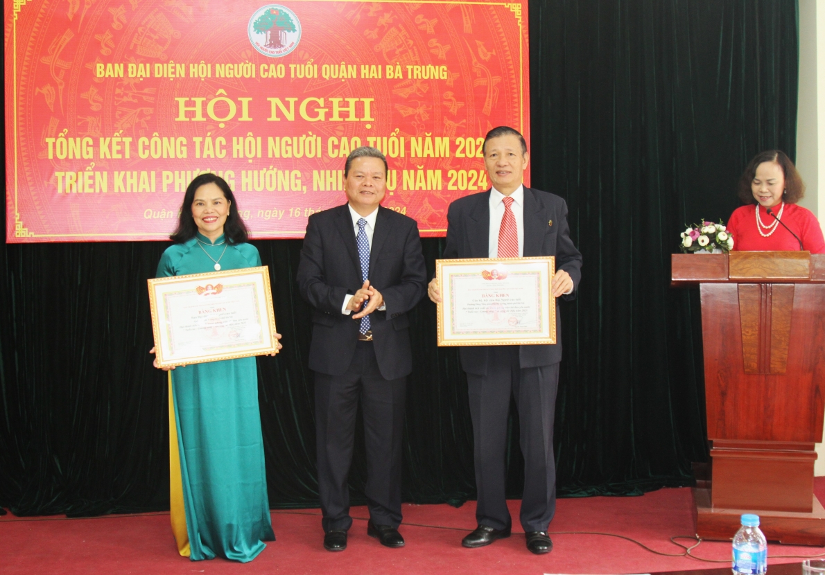 Trao Bằng khen Trung ương Hội cho các tập thể xuất sắc