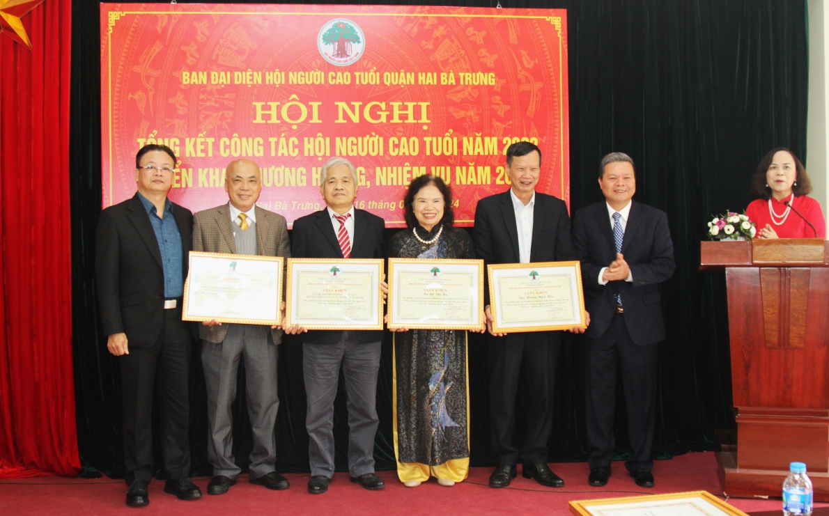 Trao Giấy khen của Hội NCT TP Hà Nội cho các tập thể, cá nhân xuất sắc