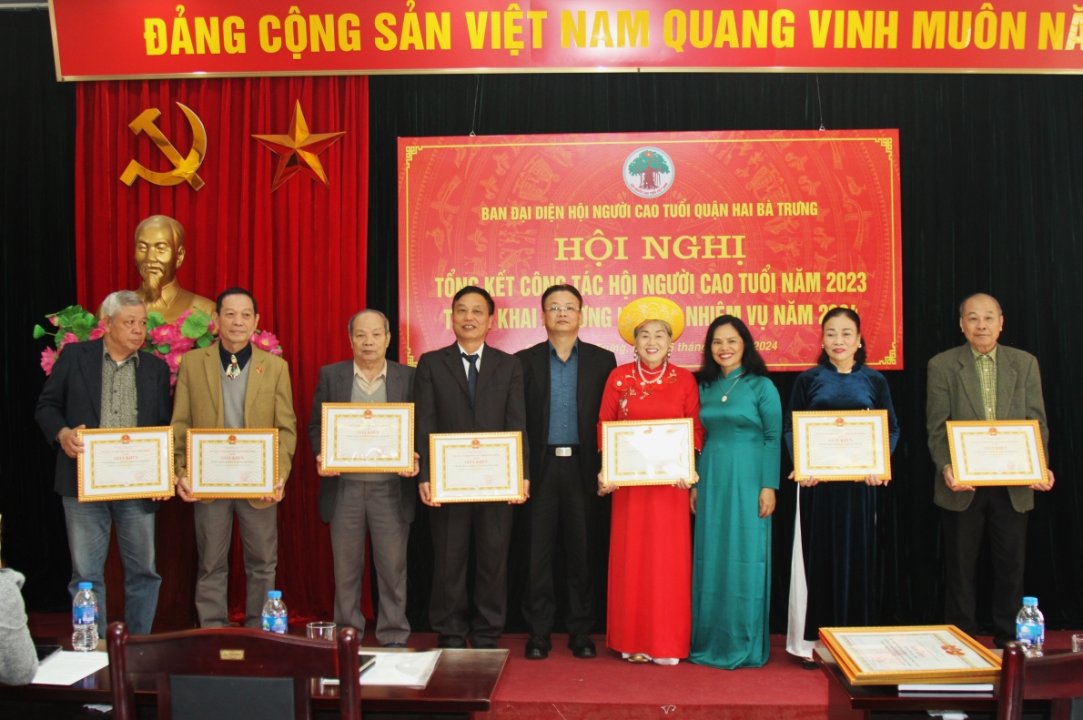 Trao Giấy khen của UBND quận cho các cá nhân xuất sắc