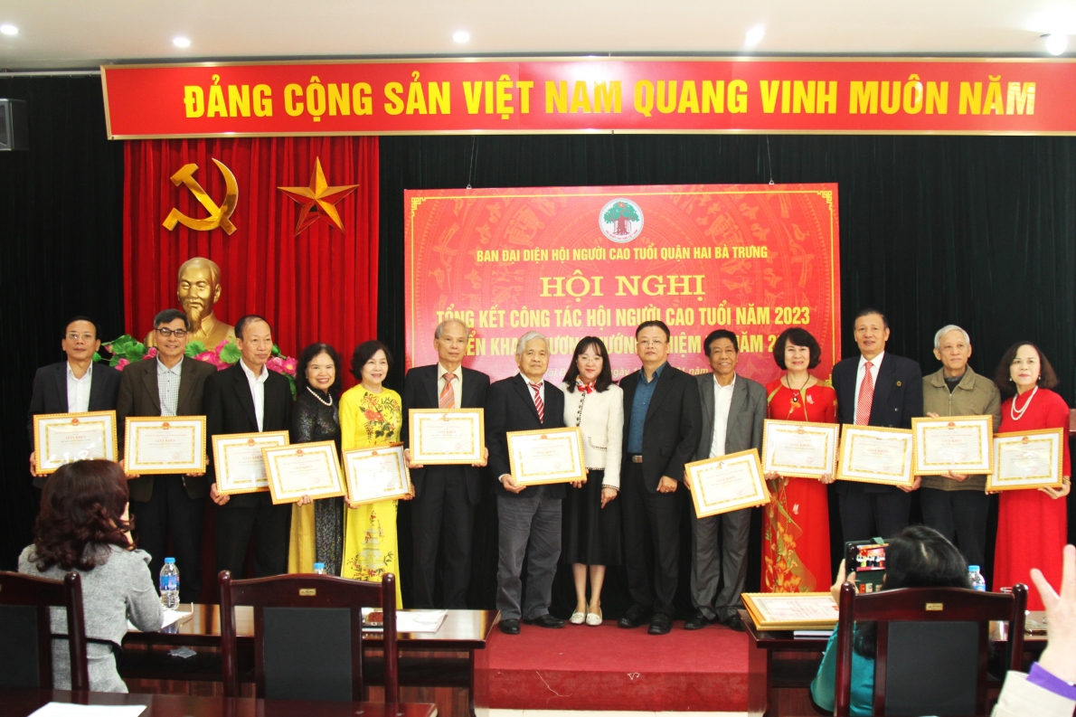 Trao Giấy khen của UBND quận Hai Bà Trưng cho các tập thể xuất sắc