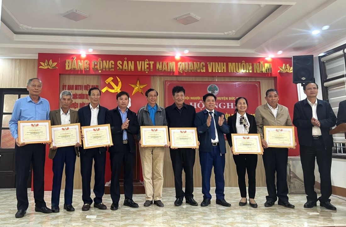 Khen thưởng NCT huyện Đức Thọ, tỉnh Hà Tĩnh lập thành tích xuất sắc năm 2023