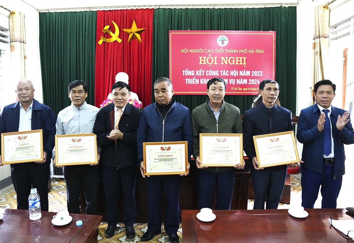 Trao Giấy khen của Hội NCT tỉnh Hà Tĩnh cho các tập thể, cá nhân xuất sắc TP Hà Tĩnh năm 2023