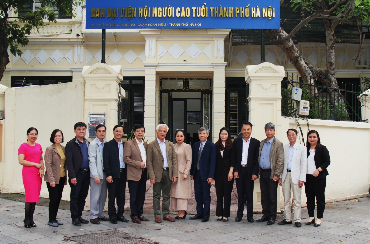 Các đại biểu chụp ảnh lưu niệm