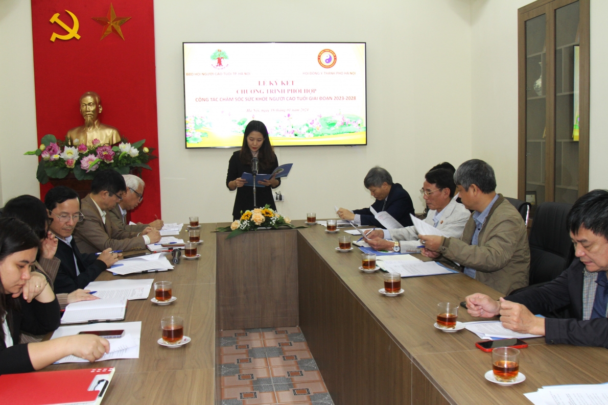 Đại diện Hội Đông y TP Hà Nội thông qua nội dung kí kết