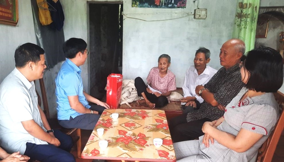 Lãnh đạo huyện Hoa Lư thăm, tặng quà NCT