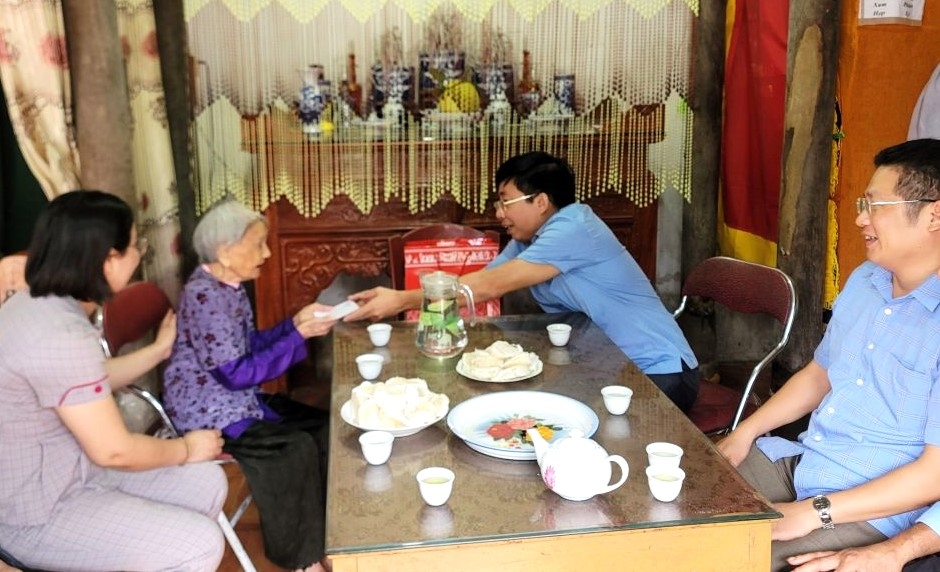 Lãnh đạo huyện Hoa Lư thăm, tặng quà NCT