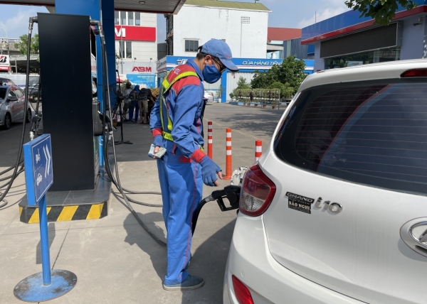 Giá xăng tăng thêm gần 600 đồng/lít