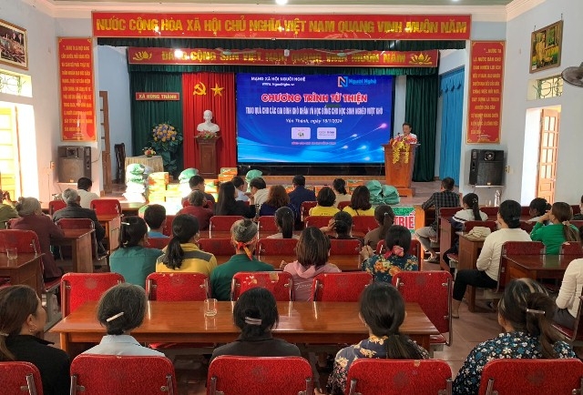 Gần 100 triệu đồng tặng người dân có hoàn cảnh khó khăn và học sinh nghèo vượt khó học giỏi huyện Yên thành.