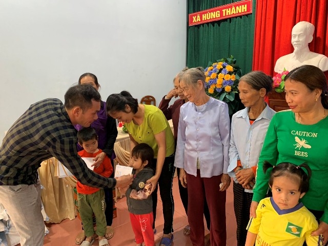 Gần 100 triệu đồng tặng người dân có hoàn cảnh khó khăn và học sinh nghèo vượt khó học giỏi huyện Yên thành.