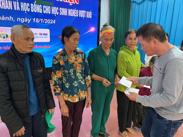 Gần 100 triệu đồng tặng người dân có hoàn cảnh khó khăn và học sinh nghèo vượt khó học giỏi huyện Yên thành.