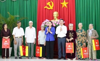 Chủ tịch nước Võ Văn Thưởng thăm, tặng quà Tết tại tỉnh Vĩnh Long