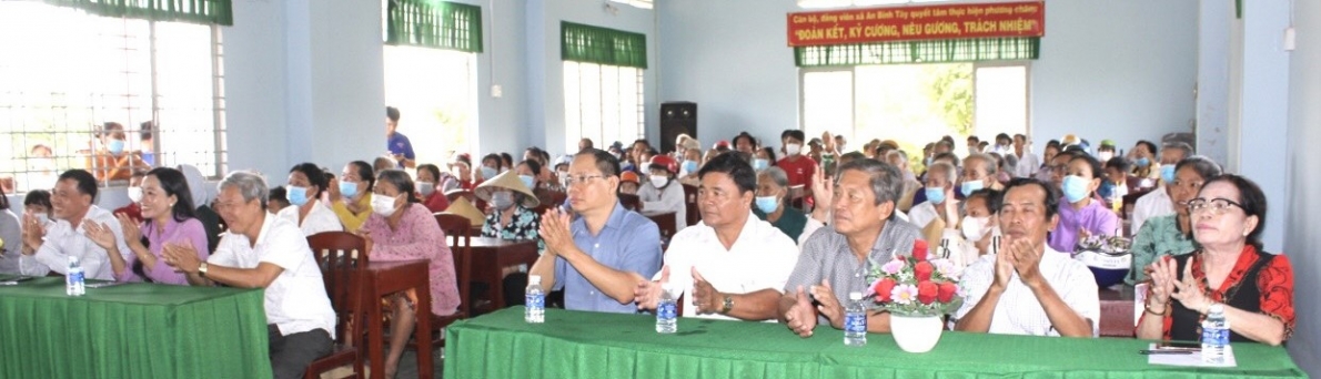 “Xuân Đoàn kết - Tết Sẻ chia” trên quê hương Đồng Khởi