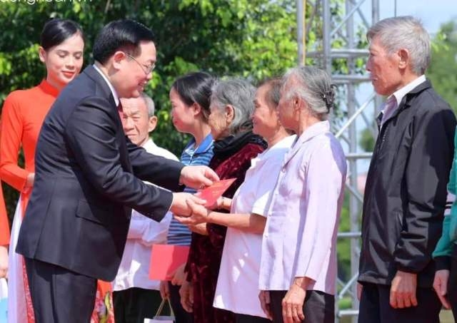 Chủ tịch Quốc hội Vương Đình Huệ dự kỷ niệm 70 năm thành thành lập xã Nghi Xuân