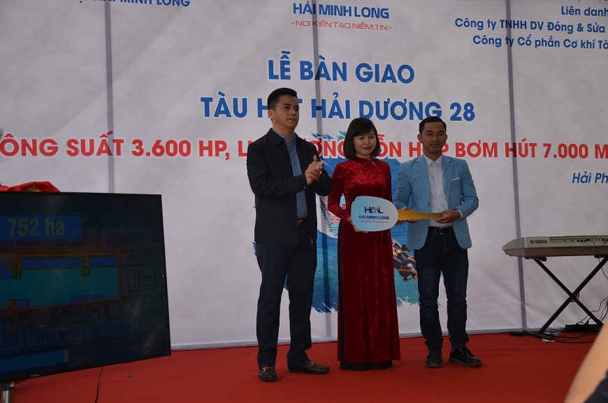 Ồng Trần Văn Lại, Phó Giám đốc Công ty TNHH dịch vụ và đóng và sửa chữa tàu biển Vũ Hải(đứng thứ nhất từ bên phải sang) và ông Hà Văn Dũng, Giám đốc Công ty CP cơ khí tàu thủy Bạch Đằng  trao chìa khóa tàu hút Hải Dương 28 cho bà Trần Thị Hồng Nhung, Giám đốc Công ty TNHH Xây dựng và thương mại Hải Minh Long.