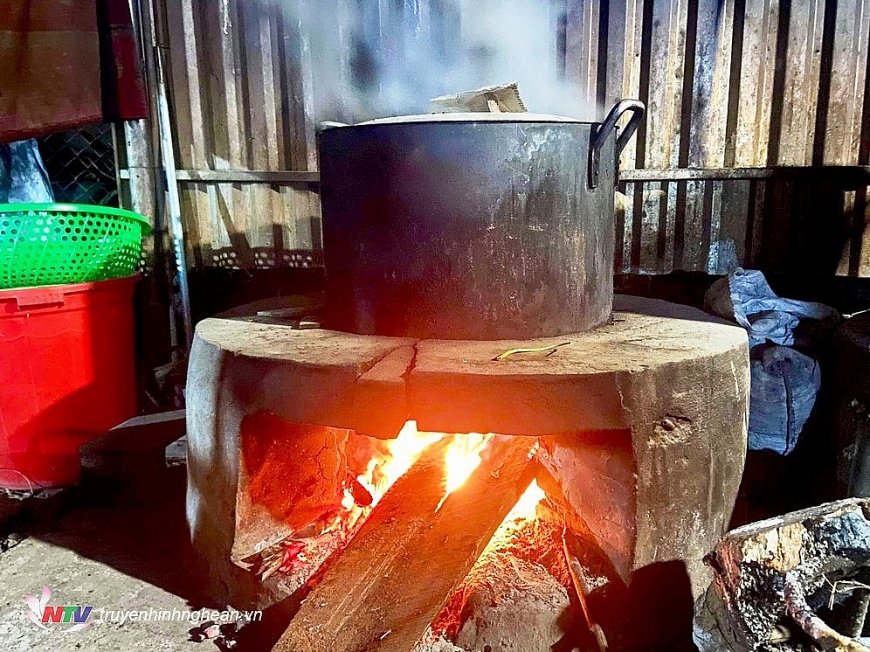 Bánh phải nấu bằng chất đốt là củi khô