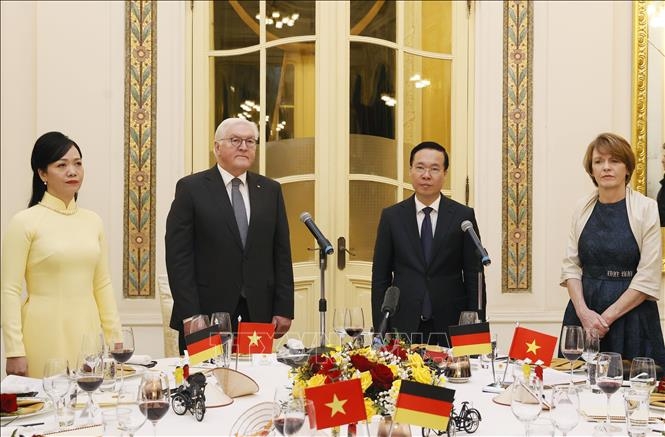 Chủ tịch nước Võ Văn Thưởng và Phu nhân cùng Tổng thống CHLB Đức Frank-Walter Steinmeier và Phu nhân thực hiện nghi lễ chào cờ. Ảnh: Thống Nhất/TTXVN